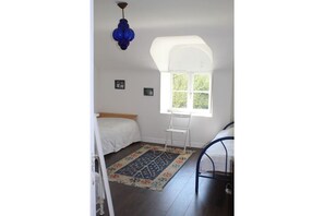 5 bedrooms, desk, iron/ironing board, travel cot