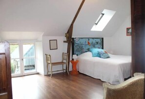 5 chambres, bureau, fer et planche à repasser, lit parapluie