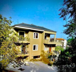 A two-story building with balconies and a flat roof. - Luxury Suites (NAFPLIO)
