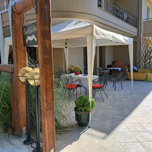 Outdoor dining - Luxury Suites (NAFPLIO)