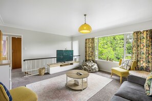 Apartment | Living area | 50-inch TV with digital channels, Netflix, streaming services - Inner City Retreat - WiFi - Netflix (Auckland)