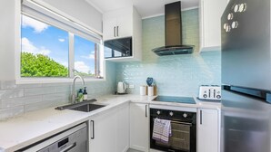 Apartemen | Dapur pribadi | Lemari es, microwave, oven, dan kompor