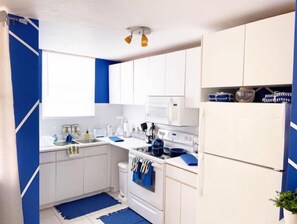 Réfrigérateur, four à micro-ondes, un four, surface de cuisson