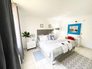 3 chambres, bureau, fer et planche à repasser, lit de bébé portatif