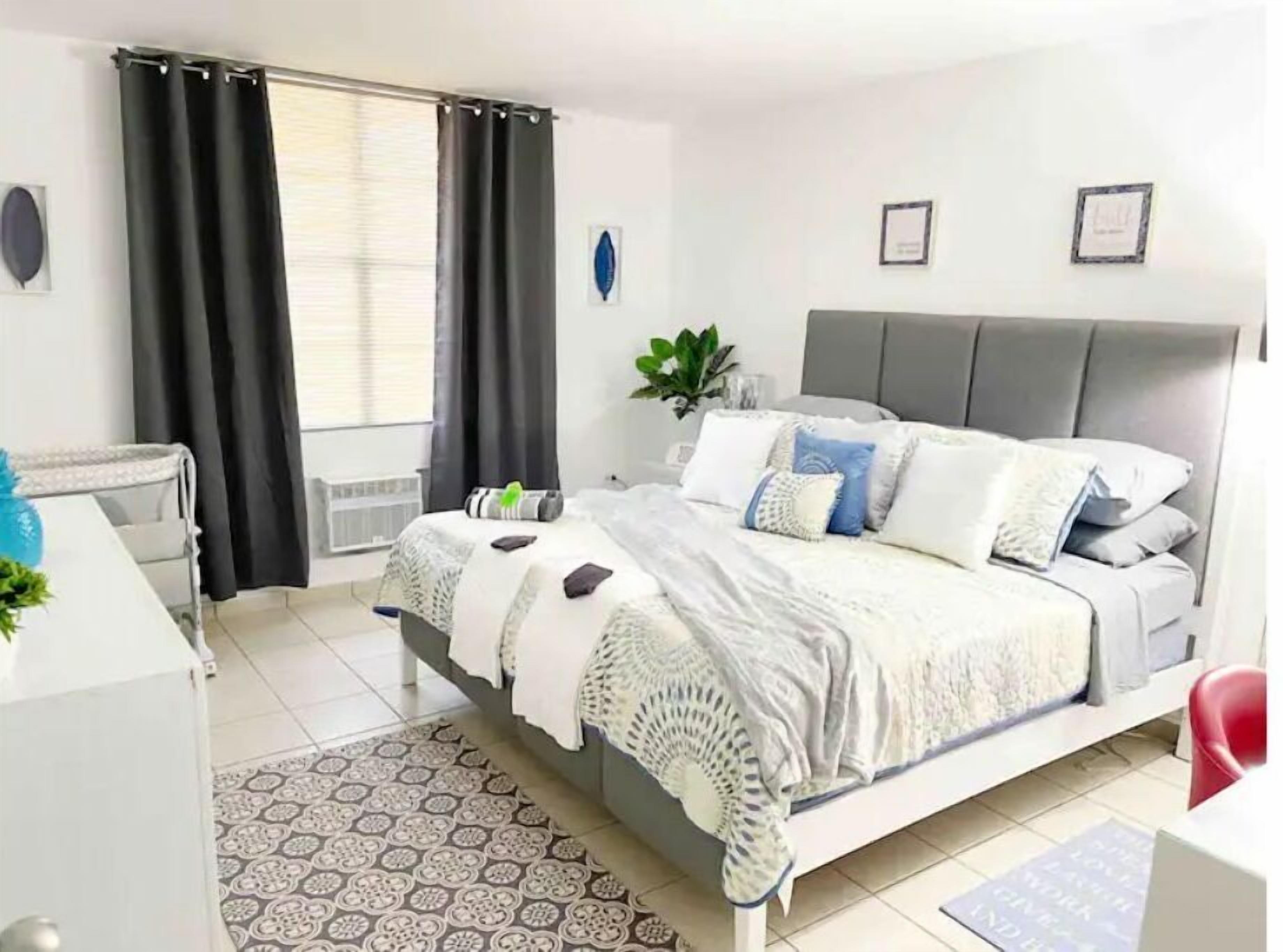 3 bedrooms, desk, iron/ironing board, travel crib