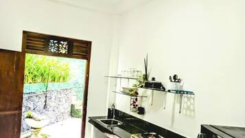 Placa de cocina, hervidor eléctrico, tostadora y licuadora