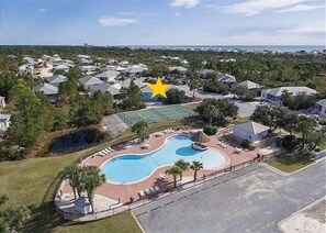 Outdoor pool - Poolside! 2 King Suites, Sleeps 8, Close to Beach, Newly Furnished (Gulf Shores)