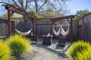 Outdoor dining - Charming guest house near Sonoma (Santa Rosa)