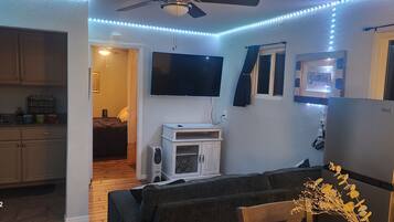 Smart-tv, dvd-spelare och böcker