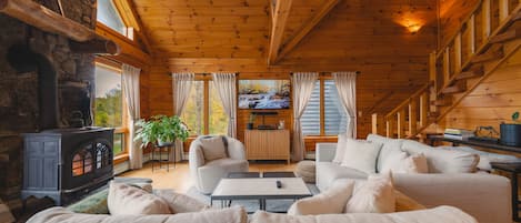 Smart-tv, eldstad, tv-spel och böcker