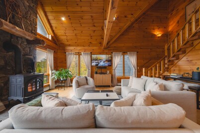 Amber Acres Lodge; Spacious Log Cabin with Mountain Views and Lake Access