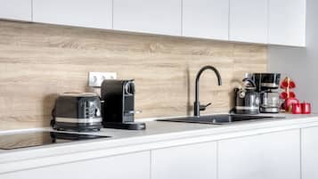 Refrigerador con freezer, microondas, horno, placa de cocina