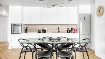 Superior Suite Kallirrois 89 | Cozinha privada | Geladeira grande, micro-ondas, fogão, cooktop