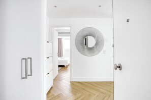 Superior Suite Kallirrois 89 | Área de sala de estar | Smart TV de 65 pulgadas con canales por cable y televisión