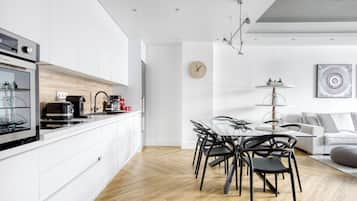 Superior Suite Kallirrois 89 | Cozinha privada | Geladeira grande, micro-ondas, fogão, cooktop