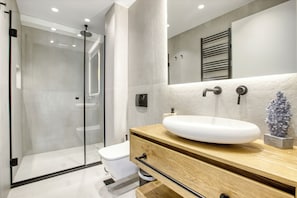 Superior Suite Kallirrois 89 | Baño | Regadera, regadera tipo lluvia, amenidades de baño gratuitas