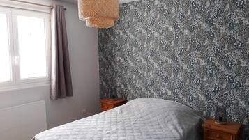 3 habitaciones, tabla de planchar con plancha y cuna de viaje