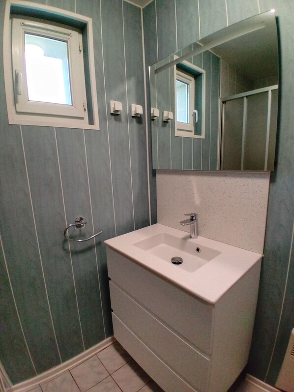 A bathroom with a white sink, a mirror, and a window. - Quiet 7-person gîte, close to Site des 2 Caps and Wissant (Peuplingues)