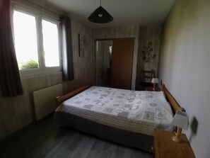 3 bedrooms, iron/ironing board, travel crib, free WiFi