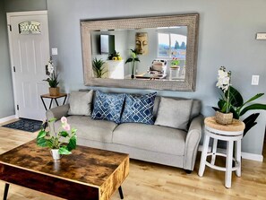 Smart TV - Modern Stylish Unit w/ Parking Perfect for Group (San Leandro)