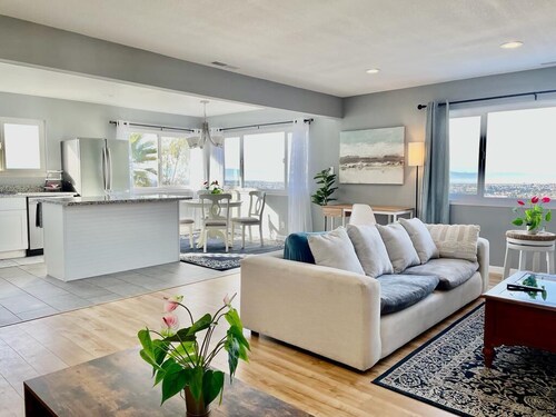 Modern Stylish Unit w/ Parking Perfect for Group