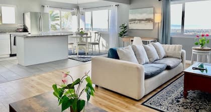 Modern Stylish Unit w/ Parking Perfect for Group
