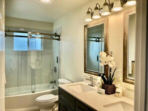 Towels - Modern Stylish Unit w/ Parking Perfect for Group (San Leandro)