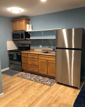 Microwave, oven, stovetop, cookware/dishes/utensils - Great View Guest Unit/Near Eden Hospital/Kaiser SL (San Leandro)