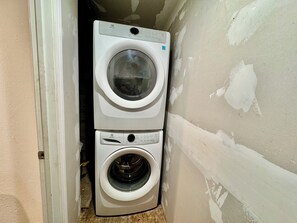 Interior - Natural Light 1 Bedroom In-Law Unit w/Washer/Dryer (San Leandro)