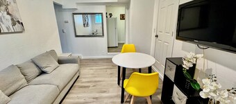 Natural Light 1 Bedroom In-Law Unit w/Washer/Dryer