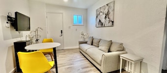 Natural Light 1 Bedroom In-Law Unit w/Washer/Dryer