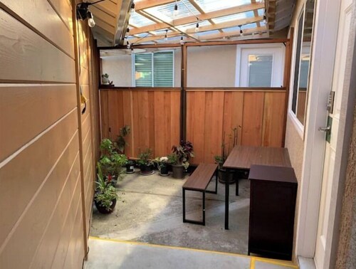 Spacious Studio w/ AC - Near BART/Free Laundry!
