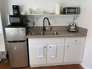 Refrigerador, microondas, parrilla de estufa y tostadora