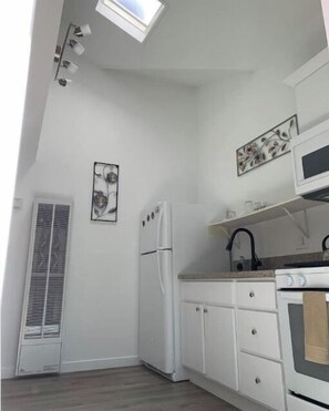 Fridge, microwave, oven, stovetop - Business Travels, Free Parking - Unit w/ AC (Castro Valley)