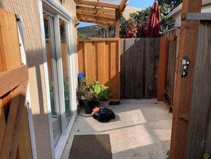 Property grounds - Business Travels, Free Parking - Unit w/ AC (Castro Valley)