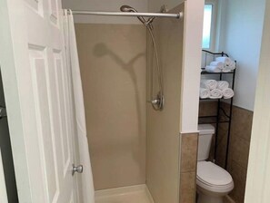 Handtücher, Shampoo, Toilettenpapier