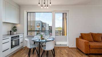 Apartemen Comfort | Dapur pribadi | Lemari es besar, oven, mesin pencuci piring, dan mesin espresso