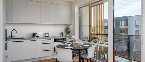 Comfort appartement | Privékeuken | Een koelkast met diepvriezer, een oven, een vaatwasser