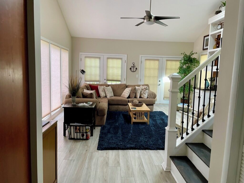 Smart-TV, Kamin, Bücher, Drucker