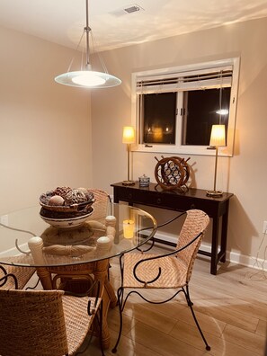 Dining - Charming Cottage by the Bay with Hot Tub, Gourmet Kitchen & Community Beach (Annapolis)
