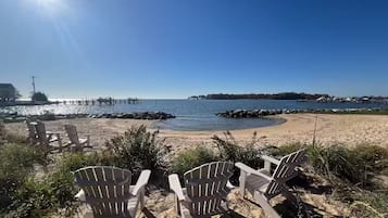 In Strandnähe, Liegestühle, Strandtücher