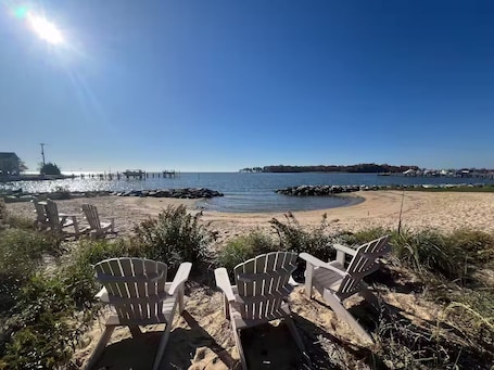 Beach nearby, sun-loungers, beach towels. Charming Cottage by the Bay with Hot Tub, Gourmet Kitchen & Community Beach