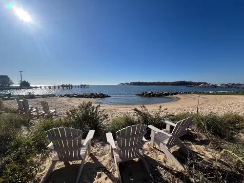 Charming Cottage by the Bay with Hot Tub, Gourmet Kitchen & Community Beach