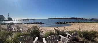 Charming Cottage by the Bay with Hot Tub, Gourmet Kitchen & Community Beach