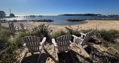 Charming Cottage by the Bay with Hot Tub, Gourmet Kitchen & Community Beach