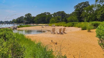 Beach nearby, sun loungers, beach towels