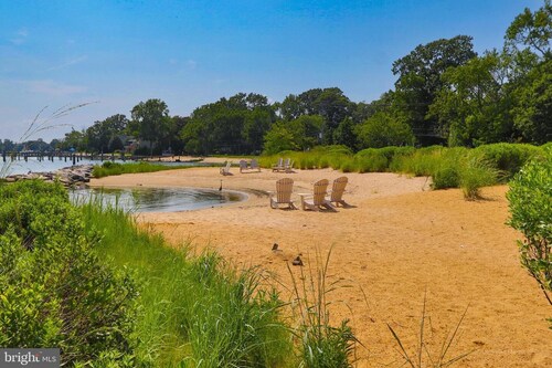 Charming Cottage by the Bay with Hot Tub, Gourmet Kitchen & Community Beach