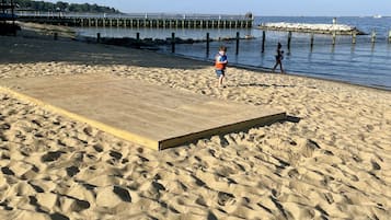 Beach nearby, sun loungers, beach towels
