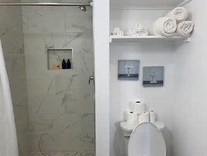 Regadera, toallas, jabón, shampoo