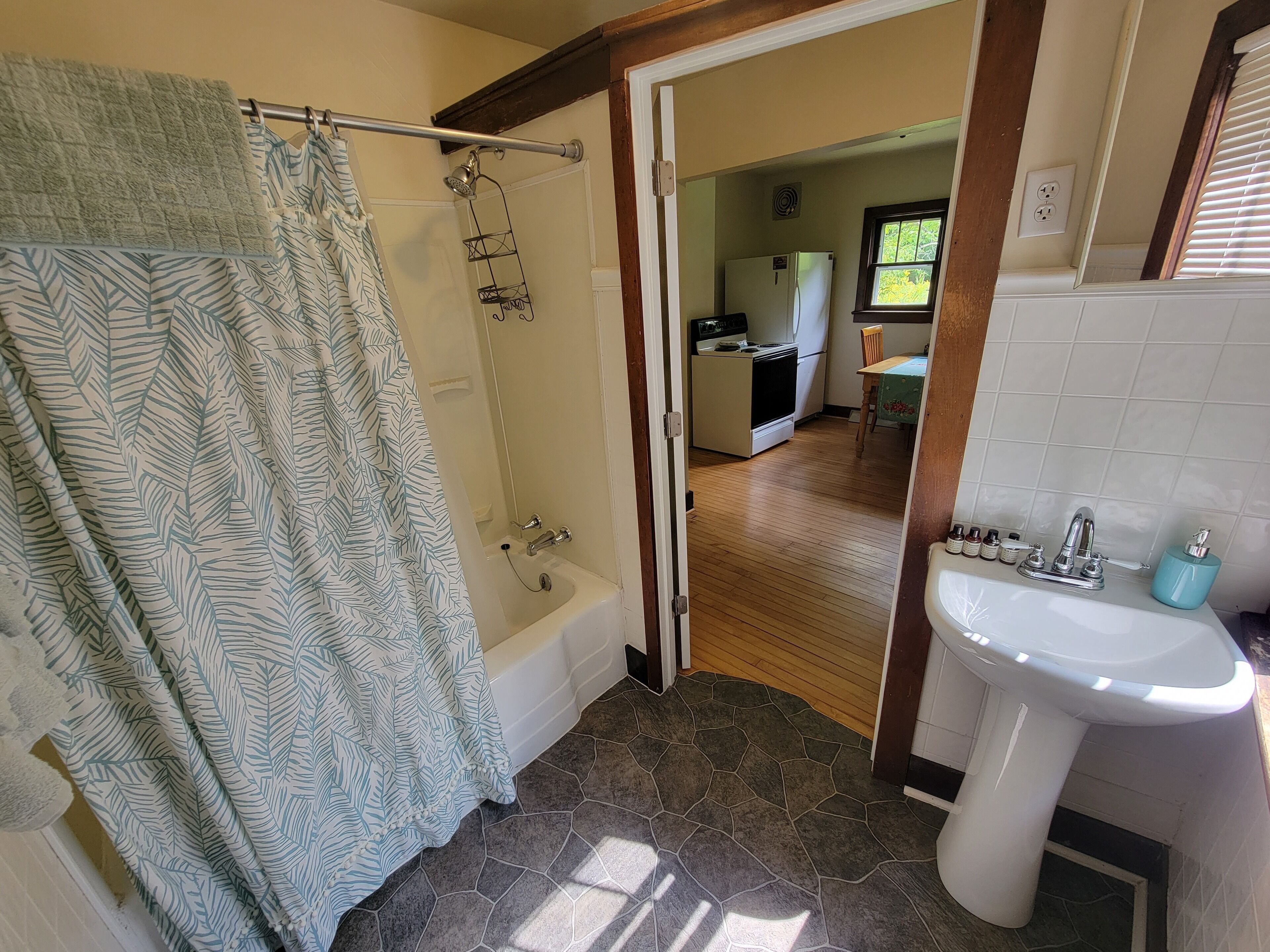 Towels, soap, shampoo, toilet paper